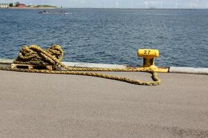 en pir på de Strand för förtöjning båtar och yachter. foto