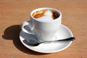 en kopp av varm aromatisk kaffe. illustration . foto