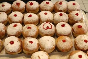 bröd och bageri Produkter är såld i en bageri i israel. foto