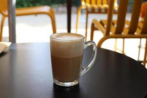 en kopp av varm aromatisk kaffe. illustration . foto