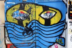 tel aviv Israel Mars 20, 2024. färgrik graffiti på de väggar av hus i de stad av tel aviv. foto