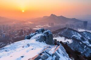 Foto soluppgång av bukhansan berg i seoul stad scape