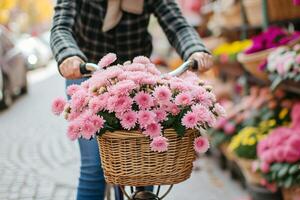 kvinna är ridning cykel med korg av rosa krysant cykel korg med blommor och hatt foto