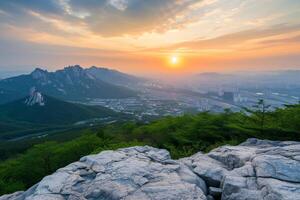 Foto soluppgång av bukhansan berg i seoul stad scape