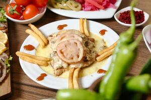 utsökt tallrik av mat med kött och franska frites foto