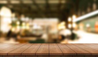tömma trä- tabell topp med lampor bokeh på fläck restaurang bakgrund foto