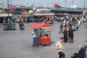 Kalkon istanbul 23 juli 2023. båt fisk restaurang på galata bro eminonu gyllene horn istanbul foto