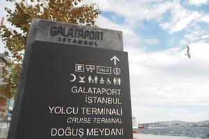 Kalkon istanbul 19 juni 2023. galataport text och enorm kryssning fartyg foto