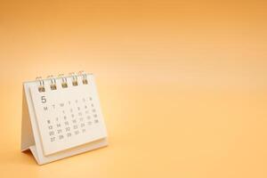 skrivbord kalender för Maj med Nej år isolerat på orange bakgrund. kalender begrepp med kopia Plats. skrivbordet kalender för planerare och förvaltning. foto