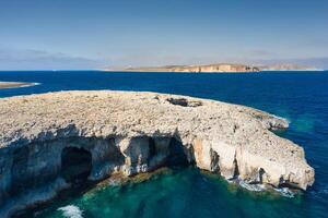 korall lagun i mellieha av malta ö. antenn se foto