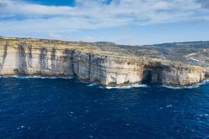 antenn se av hav tunnel nära azurblå fönster. dwejra är en lagun av havsvatten på de gozo island.malta foto