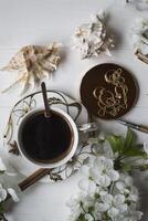 en kopp av kaffe och blomma grenar. vår morgon. foto