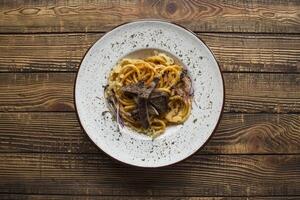 pasta med tomat och kött på en trä- tabell. foto
