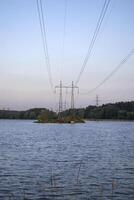 elektricitet pyloner i de landskap. foto
