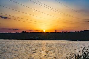 solnedgång över de sjö. skön sommar landskap. foto