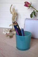 Färg pennor i en kopp. foto
