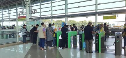 de atmosfär resenärer eller mudik Lebaran eller pulang kampung eller idul Fitri stunder i tåg station bekasi. väst java, indonesien - april 8 2024 foto