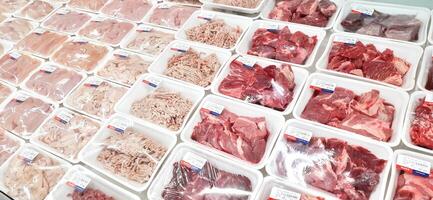 färsk rå kött kyckling och nötkött på visa i mataffär kall hyllor. bekasi, väst java, indonesien - Mars 8 2024 foto