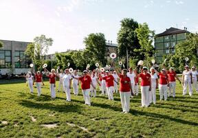 dnepr, ukraina - 21.06.2021 grupp av äldre människor håller på med hälsa och kondition gymnastik i de parkera. foto