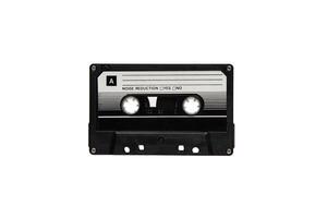 närbild av ett audio kassett med en klistermärke utan text. analog lagring medium. kassetter för audio inspelningar och musik. foto