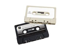 närbild av ett audio kassetter med en klistermärke utan text. analog lagring medium. kassetter för audio inspelningar och musik. foto