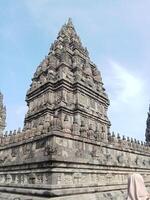 prambanan tempel med ljus blå moln foto