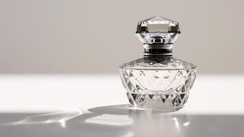 ett elegant parfym flaska, glittrande med raffinemang foto