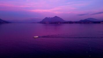 lago maggiore Drönare se av de ö bella. borromeisk öar isola bella och isola dei pescatori. Italien, stresa 5.01.2024 foto