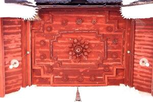thai inföding gammal konst på röd målad trä tak av buddhism tempel i thailand. foto