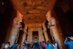 aswan, egypten - december 23, 2022 - turister besök till abu simbel tempel, inuti de bra tempel av ramesses ii foto