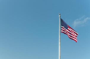 amerikansk flagga mot blå himmel foto