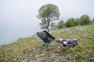 utomhus- picknick område, hopfällbar stol på ben, aluminium sittplats ram, kompakt camping möbel i de berg, camping redskap för camping foto