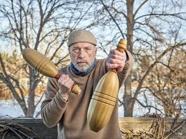 senior man är utövar med en stål indisk klubb foto