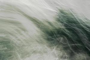 mörkgrön grå abstrakt bakgrund av vridande tunna ljusa linjer. foto