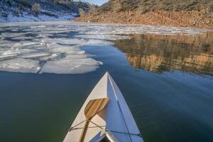 vinter- kanot paddling i colorado foto