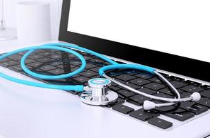 stetoskop på laptop tangentbord foto
