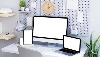 modernt och minimalistiskt skrivbord med olika enheter och en moadboard-mock up foto