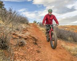 ridning en fett berg cykel på colorado foten foto