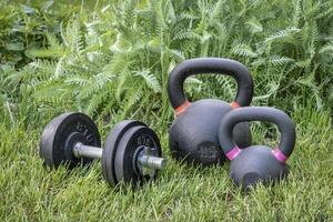 tung hantel och järn kettlebells i bakgård foto