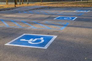handikappade parkering tecken i colbert färja parkera, natchez spår Parkway, alabama foto