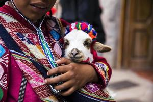 cusco, peru, 31 december 2017 - oidentifierad tjej på gatan i cusco, peru. nästan 29 procent av befolkningen i Cusco har mindre än 14 år. foto