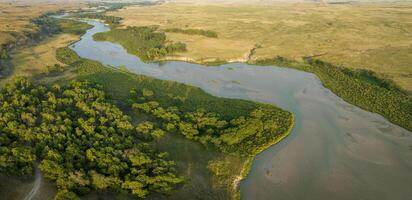 antenn panorama av de dyster flod slingrande genom Nebraska sandkullar på Nebraska nationell skog, sent sommar landskap foto