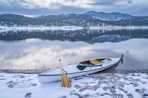 efter paddling landskap, expedition kanot på en Strand av carter sjö i nordlig colorado på vinter- skymning foto