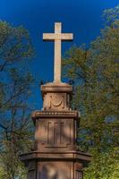 monument av korset på king peter square i pancevo, serbien foto