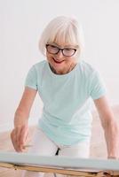 senior glad kvinna konstnär i glasögon med grått hår ritning. kreativitet, konst, hobby, yrke koncept
