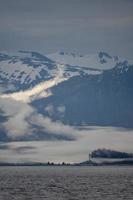 sol och dimma på bergen, endicott arm, alaska foto
