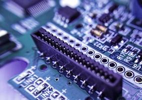 närbilden av kanten PCB-kortkontakt. elektronisk komponent makrofotografi. foto