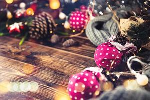 god Jul och Gott Nytt År. julkomposition. gåvor, gran grenar, boll röda dekorationer på en trä bakgrund med kopia utrymme för din text. jul, vinter nyår koncept.