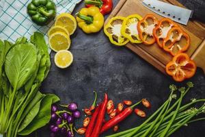 hälsosam mat rena matval. örter och kryddor olika ekologiska grönsaker placeras på bordet. råvaror för matlagning.