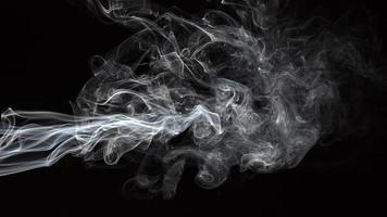 rök isolerad på svart bakgrund. rörelse av vit rök foto